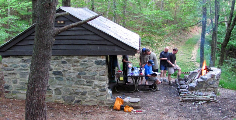 ABD’de ki Appalachian Trail üzerindeki kamp alanları ve barınaklardan bir örnek.